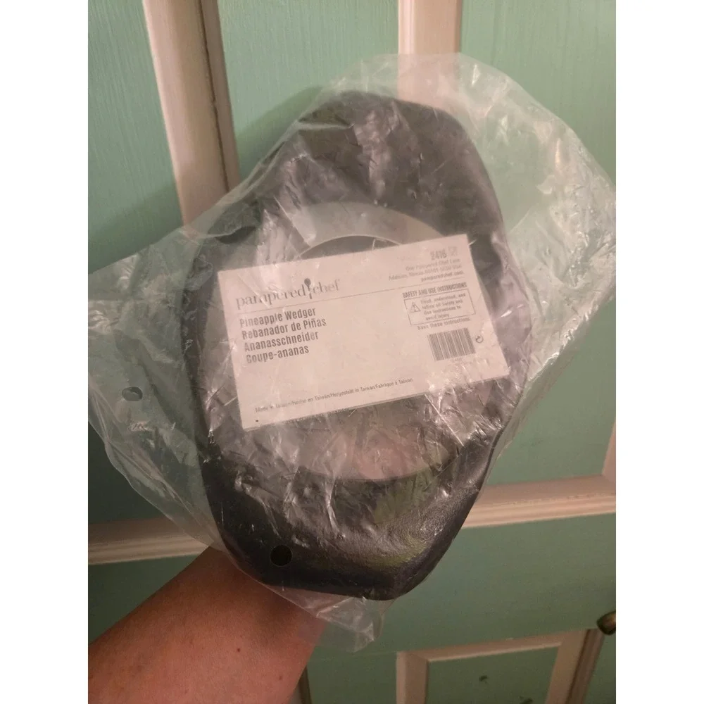 Pampered Chef Pineapple Wedger 2416 Kitchen Tool Slicer Corer New in Bag